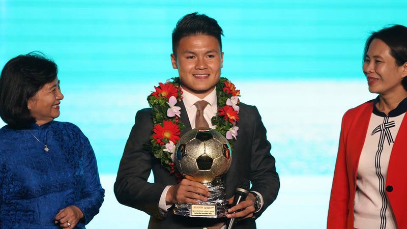 Quang Hải chiến thắng tuyệt đối với số phiếu nhiều gấp hơn 3 lần so với đàn anh Nguyễn Anh Đức. Quang Hải chiến thắng tuyệt đối với số phiếu nhiều gấp hơn 3 lần so với đàn anh Nguyễn Anh Đức.