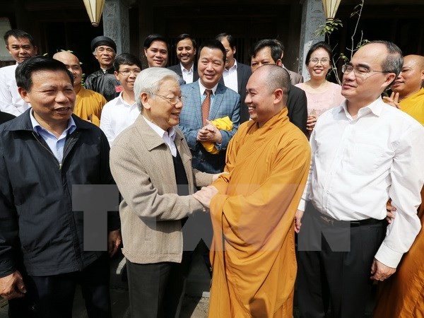 Tổng bí thư, Chủ tịch nước Nguyễn Phú Trọng với người dân.