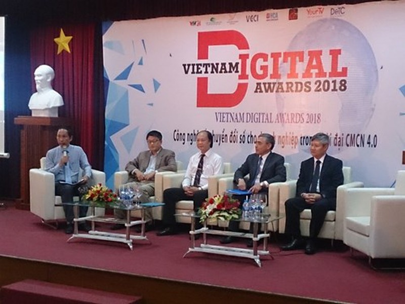 Chủ tịch Hội TTS Việt Nam Nguyễn Minh Hồng (thứ 2 từ phải qua) cùng các diễn giả trong buổi giao lưu tại Hội thảo "Công nghệ Chuyển đổi số cho doanh nghiệp trong thời đại CMCN 4.0".