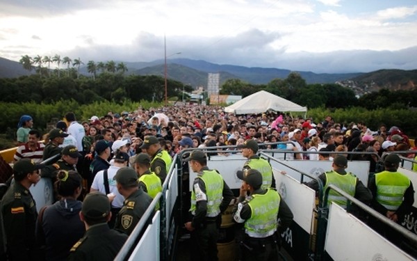Đói kém cùng giá lương thực thực phẩm tăng nhanh chóng khiến người dân Venezuela đổ sang Colombia để mua hàng hóa. Ảnh AP