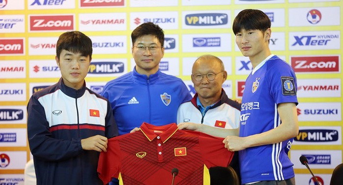 HLV Park Hang-seo kịp trở về Hà Nội, tái ngộ CLB Ulsan nhưng là trong vai trò người quan sát. (Ảnh: news.zing.vn)