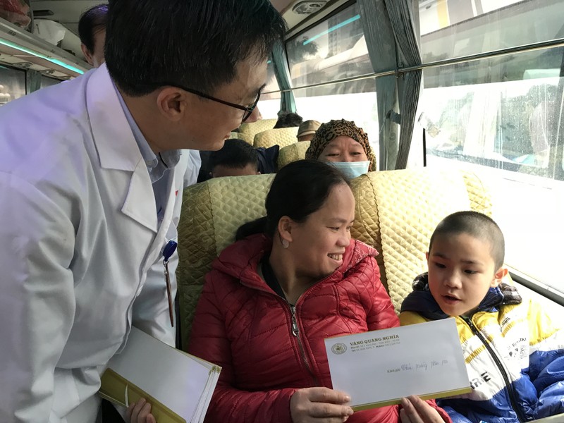 GS. Trần Văn Thuấn, GĐ BV K tiễn các bệnh nhân về quê.