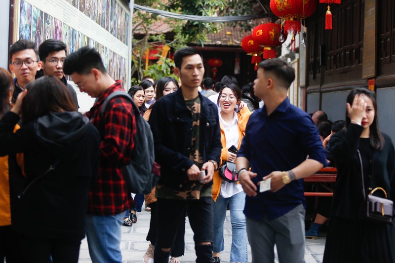 Nam thanh nu tu den chua Ha xin thoat e tang dot bien vao Valentine hinh anh 1