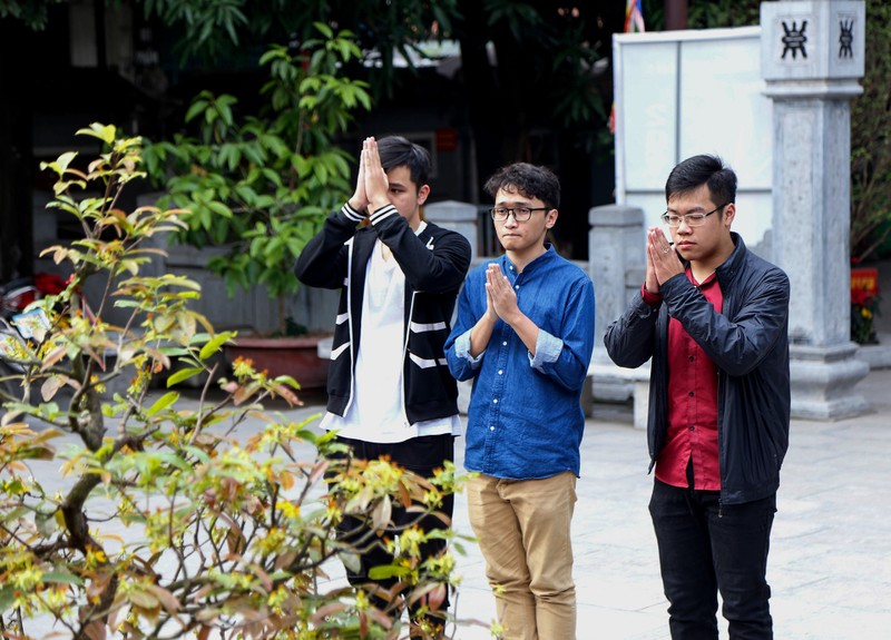 Nam thanh nu tu den chua Ha xin thoat e tang dot bien vao Valentine hinh anh 6