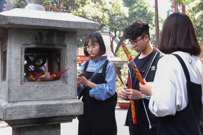 Nam thanh nu tu den chua Ha xin thoat e tang dot bien vao Valentine hinh anh 2