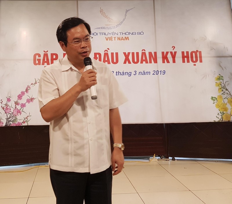 Ông Vương Quốc Thắng, Giám đốc Trung tâm Chuyển giao Tri thức và Hỗ trợ khởi nghiệp, Đại học Quốc gia Hà Nội phát biểu sau khi nhận Giấy chứng nhận hội viên mới.