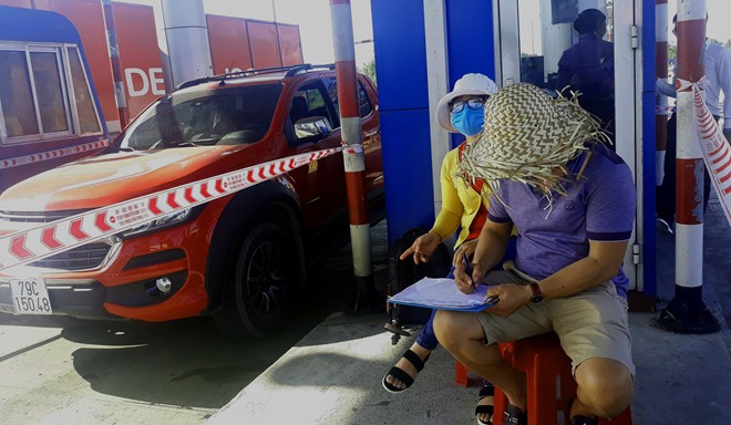 Người ngồi kiểm đếm xe tại Trạm BOT Ninh Lộc