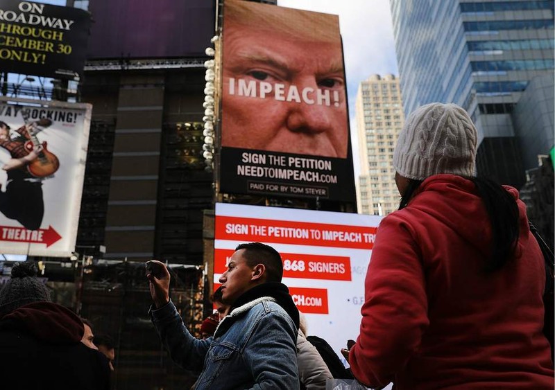 Một bảng quảng cáo ở Quảng trường Thời Đại (New York), kêu gọi phế truất Tổng thống Donald Trump.