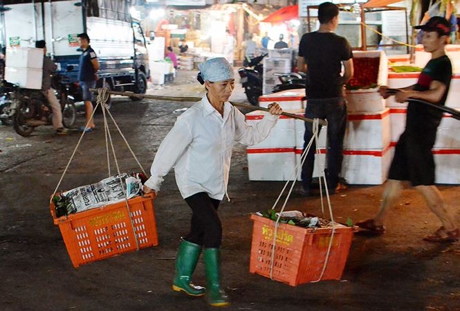 Phải chăng những người phụ nữ cứ phải gồng mình lên, để xứng với kì vọng của xã hội đặt lên vai: giỏi việc nước, đảm việc nhà?