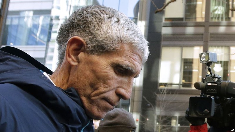 William "Rick" Singer, người sáng lập Edge College & Career Network, rời tòa liên bang ở Boston sau khi nhận tội trước các cáo buộc trong một vụ bê bối chạy trường trên toàn quốc hôm 12/3. Ông Singer là người giúp "chạy" cho Sherry Guo vào học tại Đại học