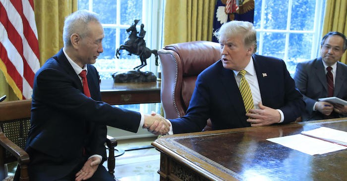 Tổng thống Donald Trump gặp Phó Thủ tướng Trung Quốc Lưu Hà tại Phòng Bầu dục của Nhà Trắng ở Washington trong cuộc đàm phán thuơng mại giữa hai nước, Thứ Năm, ngày 4/4/2019. (Ảnh: AP). Tổng thống Donald Trump gặp Phó Thủ tướng Trung Quốc Lưu Hà tại Phòng Bầu dục của Nhà Trắng ở Washington trong cuộc đàm phán thuơng mại giữa hai nước, Thứ Năm, ngày 4/4/2019. (Ảnh: AP).