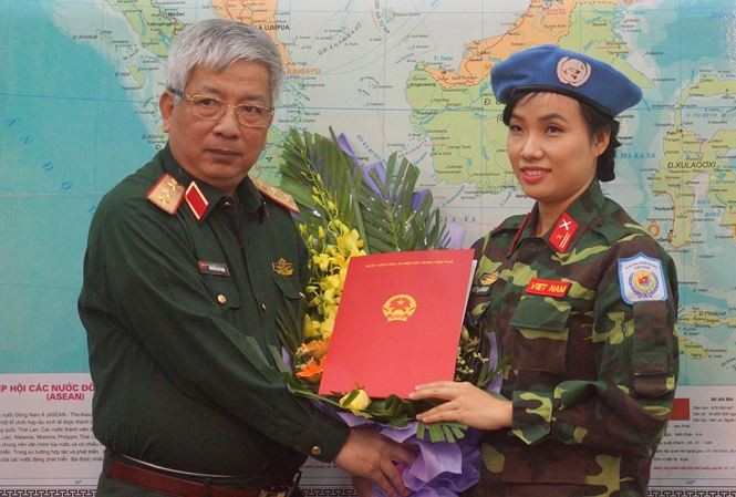 Thượng tướng Nguyễn Chí Vịnh trao quyết định của Chủ tịch nước cho thiếu tá Đỗ Thị Hằng Nga. (Ảnh: Nguyễn Minh). Thượng tướng Nguyễn Chí Vịnh trao quyết định của Chủ tịch nước cho thiếu tá Đỗ Thị Hằng Nga. (Ảnh: Nguyễn Minh).