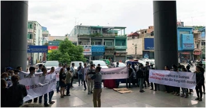 Nhiều người căng băng rôn phản đối chính sách của Central Group Việt Nam. (Ảnh: Vietnamnet)