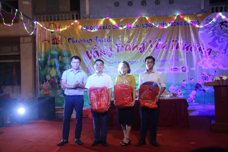 Ông Lê Văn Giáp (bìa trái), chủ tịch CLB Liên quân báo chí Nghệ An trao quà trung thu cho đại diện 3 trường đóng trên địa bà xã tam Hợp.