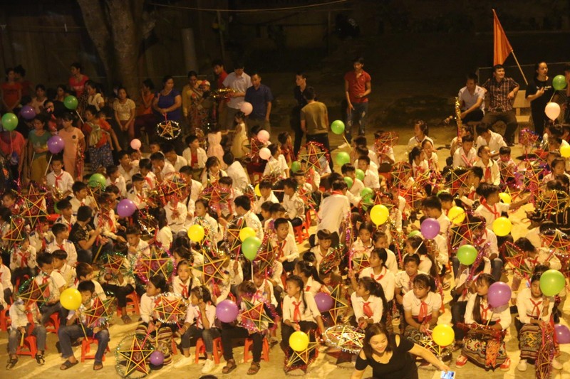 Đêm trung thu ở xã biên giới thu hút hơn 300 học sinh và đoàn viên tham gia.