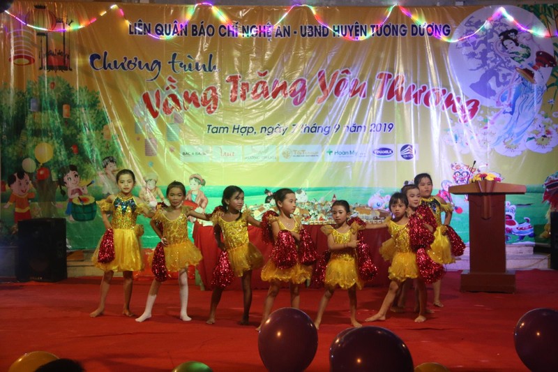 Tiết mục múa đặc sắc của các em học sinh trường cấp 1 xã Tam Hợp.