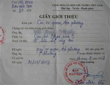 Giấy giới thiệu mà ông Hà ký để các nhân viên về các địa phương liên hệ chiêu sinh.