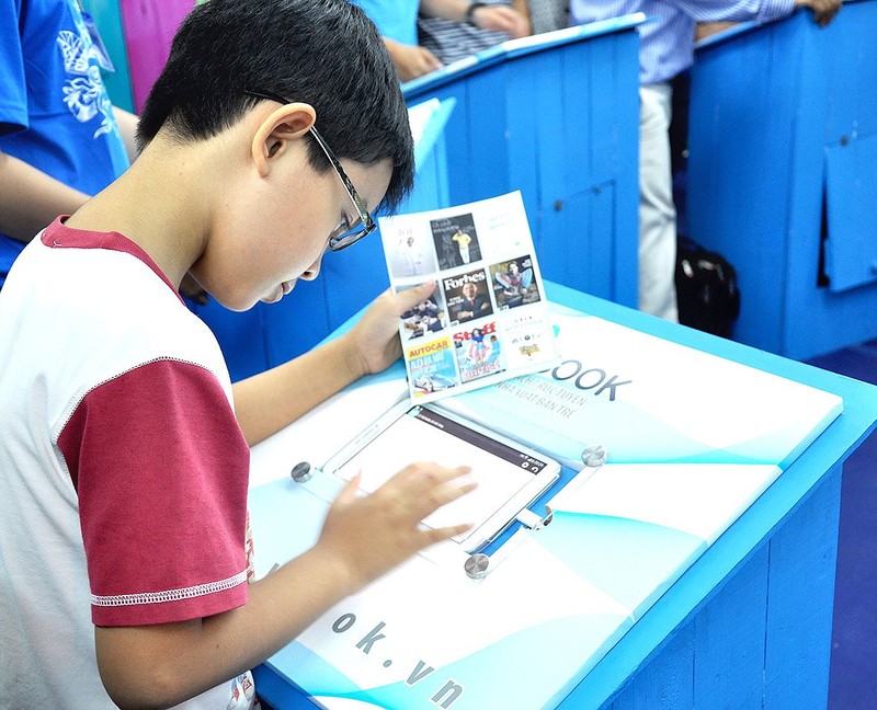 Cuốn sách hiện lên trên màn ảnh vi tính như hình thể thực tế của cuốn sách bên ngoài. Bạn "giở" từng trang và đọc thoáng qua. Bạn "gấp" sách lại và nhìn qua cửa sổ. Cuốn sách hiện lên trên màn ảnh vi tính như hình thể thực tế của cuốn sách bên ngoài. Bạn "giở" từng trang và đọc thoáng qua. Bạn "gấp" sách lại và nhìn qua cửa sổ.