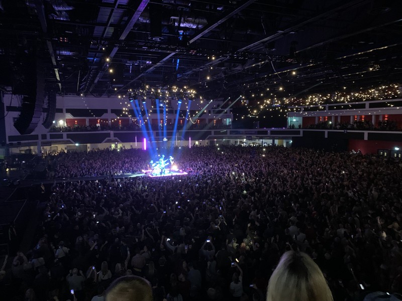 Hàng ngàn người Anh tai xứ Wales tham dự buổi hòa nhạc của ban nhạc Stereophonics ngày 15/03 (Ảnh: Twitter Stereophonics).