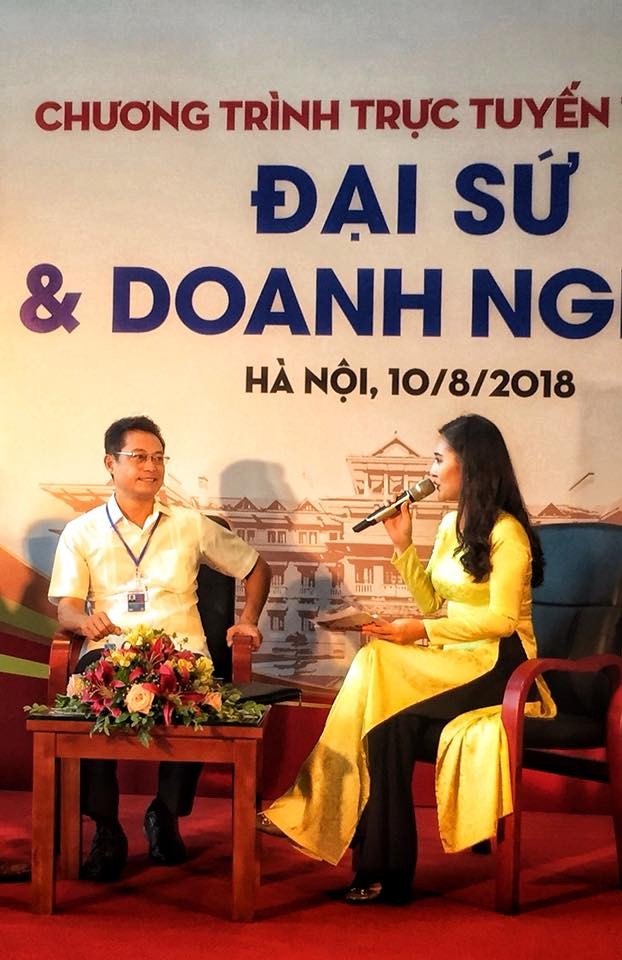 Đại sứ Thành trong chương trình Trực tuyến Đại sứ & Doanh nghiệp. Đại sứ Thành trong chương trình Trực tuyến Đại sứ & Doanh nghiệp.