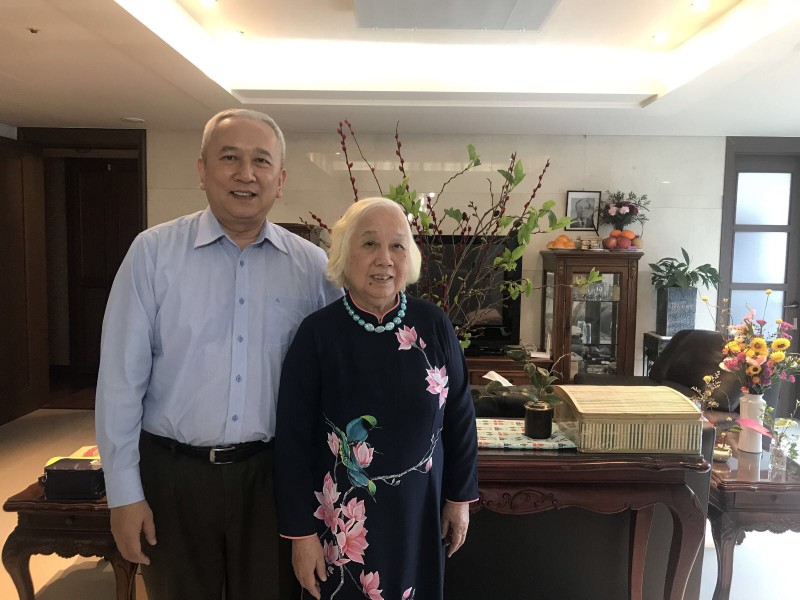 Tú và mẹ, Vũ Thị Xuân Dung, nguyên chuyên viên cao cấp Vụ Báo chí, Bộ Ngoại giao.