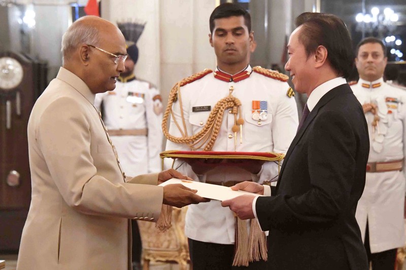 Trình quốc thư lên Tổng thống Ấn Độ Ram Nath Kovind Trình quốc thư lên Tổng thống Ấn Độ Ram Nath Kovind