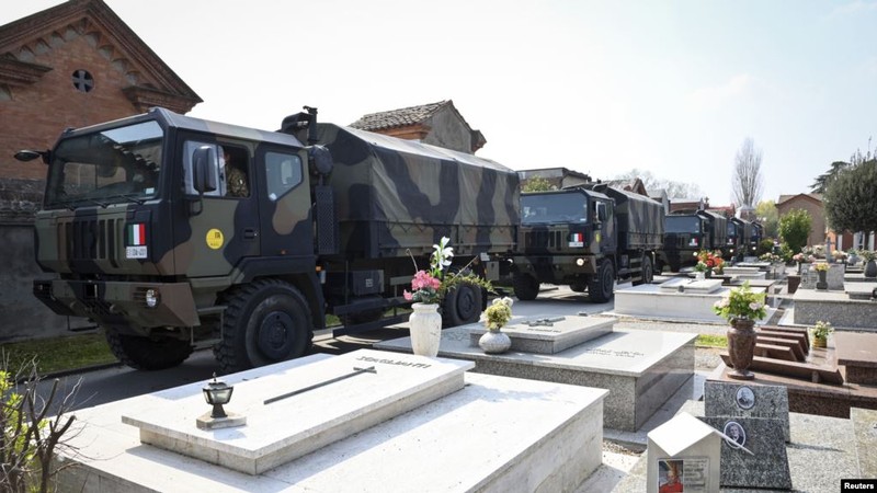 Đoàn xe tải của quân đội Ý chở thi thể các nạn nhân chết vì virus corona tới nghĩa trang Ferrara, ngày 21/3/20.