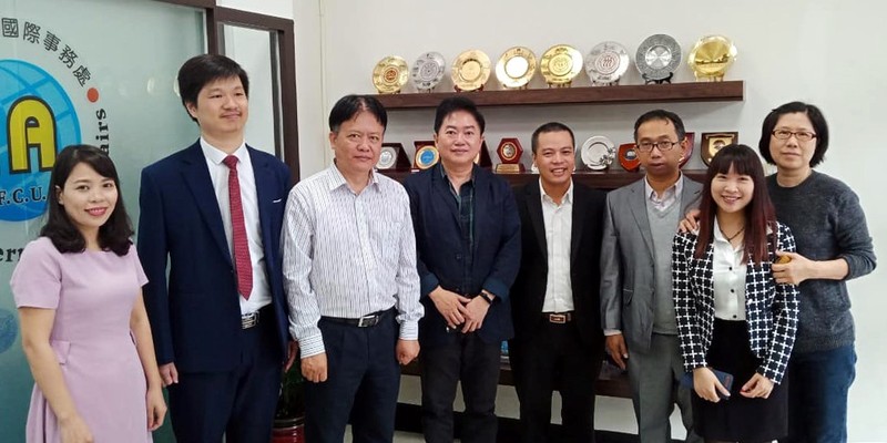TS Lê Quang Minh (thứ 5 từ trái qua phải) trong chuyến công tác tại trường Đại học Phùng Giáp (Feng Chia University) - Đài Loan