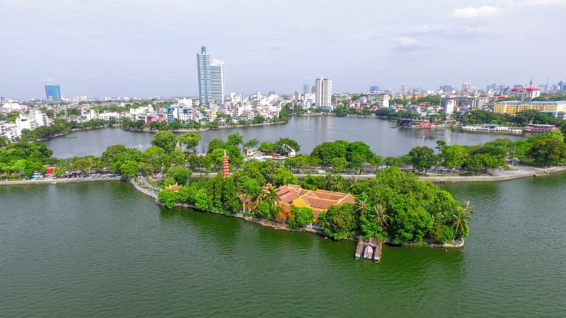 "Hà Nội trở nên lặng lẽ và cổ kính hơn, tôi đã đưa hình ảnh chụp Chùa Trấn Quốc từ flycam với mong muốn bái vọng từ xa, cầu cho Quốc thái Dân an" - Nguyễn Xuân Cường. "Hà Nội trở nên lặng lẽ và cổ kính hơn, tôi đã đưa hình ảnh chụp Chùa Trấn Quốc từ flycam với mong muốn bái vọng từ xa, cầu cho Quốc thái Dân an" - Nguyễn Xuân Cường.