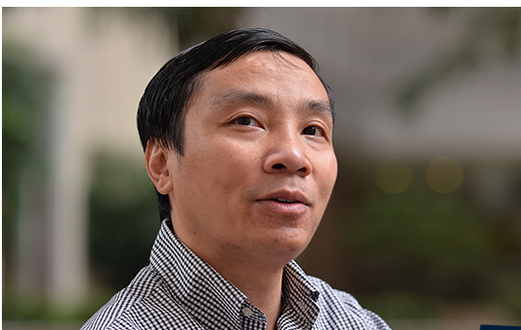 "Chính phủ, nên đặt hàng các doanh nghiệp lớn để có được một lượng khẩu trang đủ dùng theo các kịch bản chống dịch. Phần còn lại, nếu không mua vào để dự trữ, nên cho phép xuất khẩu, kể cả khẩu trang y tế"- TS Phạm Thế Anh.