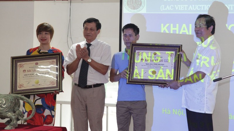 Nghệ nhân Phạm Anh Đạo được trao Bằng Kỉ lục Việt Nam cho cặp chóe Tứ Linh có kích thước "khủng" với chiều cao 2m và chiều ngang bằng hai người ôm- Ảnh nhân vật cung cấp. Nghệ nhân Phạm Anh Đạo được trao Bằng Kỉ lục Việt Nam cho cặp chóe Tứ Linh có kích thước "khủng" với chiều cao 2m và chiều ngang bằng hai người ôm- Ảnh nhân vật cung cấp.