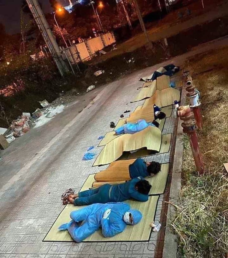 Các tình nguyện viên Việt Nam rải chiếu nằm ngủ ngay ngoài trời tại các khu cách ly tập trung sau một ngày làm việc mệt mỏi. Hình ảnh trên đã được chia sẻ bởi đầu bếp nổi tiếng Bobby Chinn cùng với lời cảm ơn trên tài khoản Facebook cá nhân. “Khi tôi nghĩ về người Việt Nam, tôi cúi đầu trước họ với sự tôn trọng cao nhất. Đây là những tình nguyện viên làm việc tại cơ sở nơi cha tôi cách ly. Không có giường, họ ngủ ngay trên đường và vỉa hè... Đó là sự tận tụy”. Các tình nguyện viên Việt Nam rải chiếu nằm ngủ ngay ngoài trời tại các khu cách ly tập trung sau một ngày làm việc mệt mỏi. Hình ảnh trên đã được chia sẻ bởi đầu bếp nổi tiếng Bobby Chinn cùng với lời cảm ơn trên tài khoản Facebook cá nhân. “Khi tôi nghĩ về người Việt Nam, tôi cúi đầu trước họ với sự tôn trọng cao nhất. Đây là những tình nguyện viên làm việc tại cơ sở nơi cha tôi cách ly. Không có giường, họ ngủ ngay trên đường và vỉa hè... Đó là sự tận tụy”.