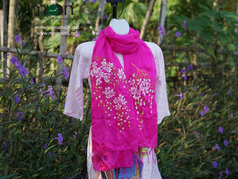 Khăn lụa Việt Nam cũng là món quà kỷ niệm được ưa chuộng- Ảnh internet. Khăn lụa Việt Nam cũng là món quà kỷ niệm được ưa chuộng- Ảnh internet.