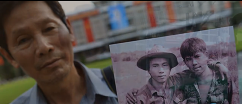 Tấm hình đặc biệt này do phóng viên ảnh chiến trường Chu Chí Thành (TTXVN) chụp tại vùng giáp ranh Long Quang, Triệu Phong, Quảng Trị tháng 4/1073, khi Hiệp định Paris về Việt Nam vừa được ký kết.