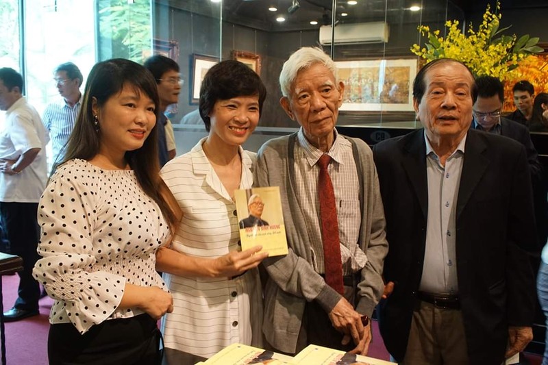 Ông Nguyễn Đình Hương chụp hình lưu niệm với các nhà báo, nhà thơ mến mộ ông.