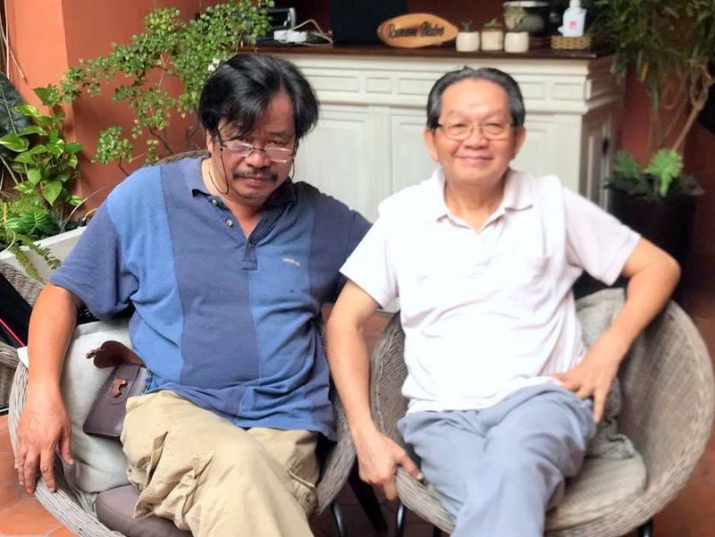 Tác giả (bìa trái) và nhà báo Lê Văn Nuôi. Tác giả (bìa trái) và nhà báo Lê Văn Nuôi.