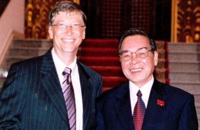 Thủ tướng Phan Văn Khải chụp hình chung với tỷ phú Bill Gates. Ảnh tư liệu