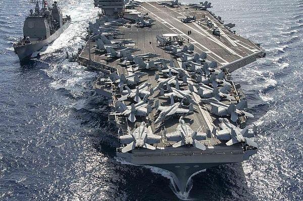 Tàu sân bay Ronald Reagan và tàu tuần dương Chancellorsville ở biển Đông. Ảnh U.S. Navy. Tàu sân bay Ronald Reagan và tàu tuần dương Chancellorsville ở biển Đông. Ảnh U.S. Navy.