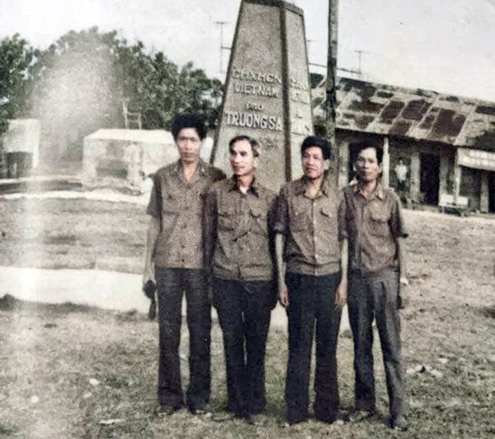 Nguyên Tổng Bí thư Lê Khả Phiêu trong chuyến thăm Trường Sa tháng 4/1992 khi ông là Bí thư T.Ư Đảng, Trung tướng - Chủ nhiệm Tổng cục Chính trị Quân đội nhân dân Việt Nam (thứ hai từ phải qua). (Ảnh Trung tướng Nguyễn Mạnh Đẩu, nguyên Chính ủy Tổng cục Kỹ thuật (Bộ Quốc phòng), nguyên Cục trưởng Cục Chính sách, Tổng cục Chính trị cung cấp)- Ảnh Dân Việt.