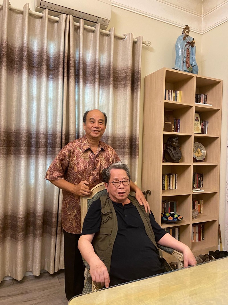 Nhà báo Lại Vĩnh Mùi (đứng) và nhà nghiên cứu Nguyên Trần Bạt.