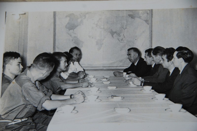 Hai tổ công tác Việt Xô trong buổi làm việc.