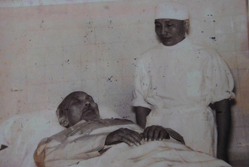 BS Lê Điều bên thi hài Bác (ảnh chụp chiều muộn 2-9-1969)- Ảnh BS Điều cung cấp.