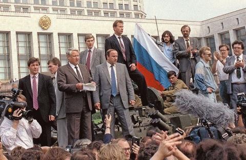 Boris Yeltsin (cầm giấy) là người đã "kết liễu" sự nghiệp chính trị của M. Gorbachov.