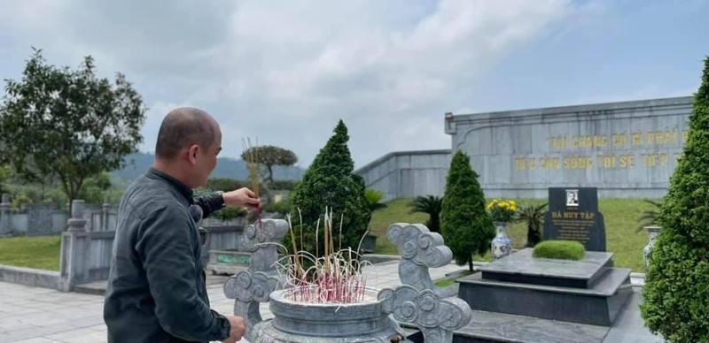 Anh Hà Huy Thanh bên lăng mộ cố TBT Hà Huy Tập