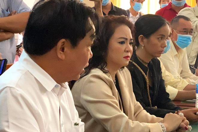 Bà Nguyễn Phương Hằng, vợ ông Dũng "lò vôi", bị xử phạt 7,5 triệu đồng vì đăng thông tin sai sự thật về việc tỉnh Bình Thuận bao che cho ông Võ Hoàng Yên khám chữa bệnh.