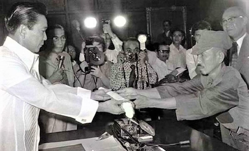 Đích thân tổng thống Philippines Marcos tiếp nhận thanh kiếm Samurai do Hiroo Onoda giao nộp.