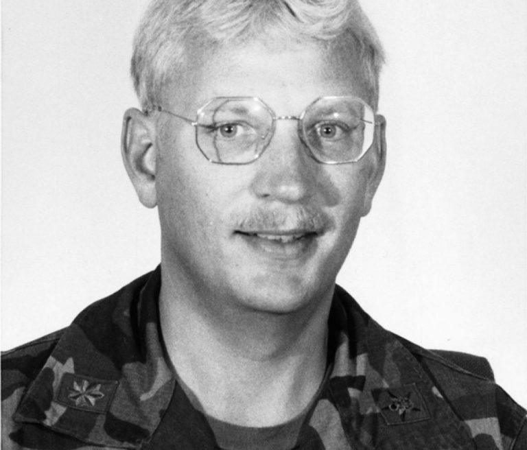 Artur Nicolson, nhân viên phái bộ quân sự của Hoa Kỳ ở Đông Đức. Artur Nicolson, nhân viên phái bộ quân sự của Hoa Kỳ ở Đông Đức.