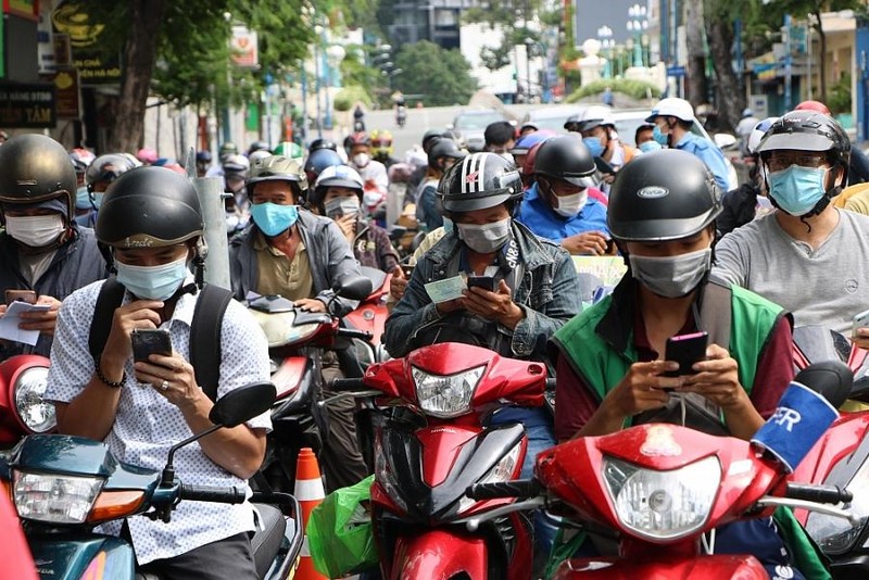 Ùn tắc tại nhiều điểm khai báo- Ảnh Lao động