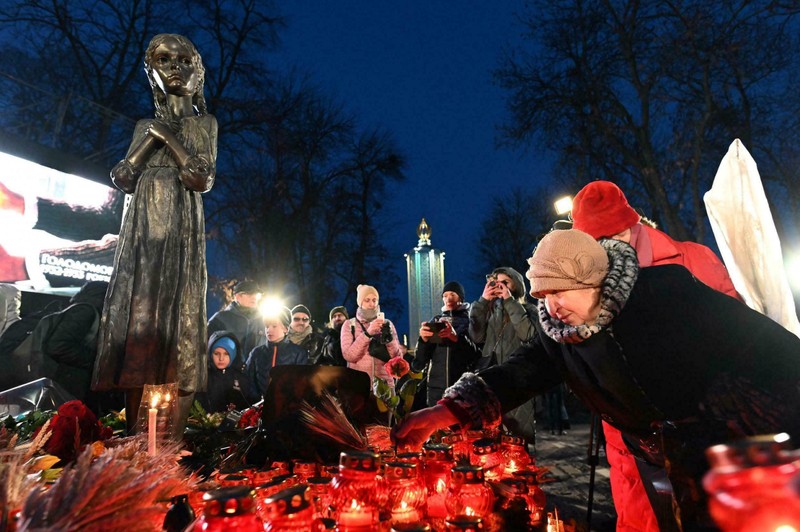 Người dân đặt vòng hoa và nến tưởng niệm các nạn nhân của nạn đói Holodomor năm 1932-1933 tại Kiev, ngày 23/11/2019. Genya SAVILOV / AFP. Người dân đặt vòng hoa và nến tưởng niệm các nạn nhân của nạn đói Holodomor năm 1932-1933 tại Kiev, ngày 23/11/2019. Genya SAVILOV / AFP.