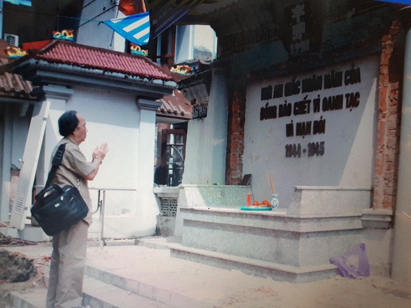 PGS Hà Đình Đức dâng hương khu tưởng niệm- Ảnh XB PGS Hà Đình Đức dâng hương khu tưởng niệm- Ảnh XB